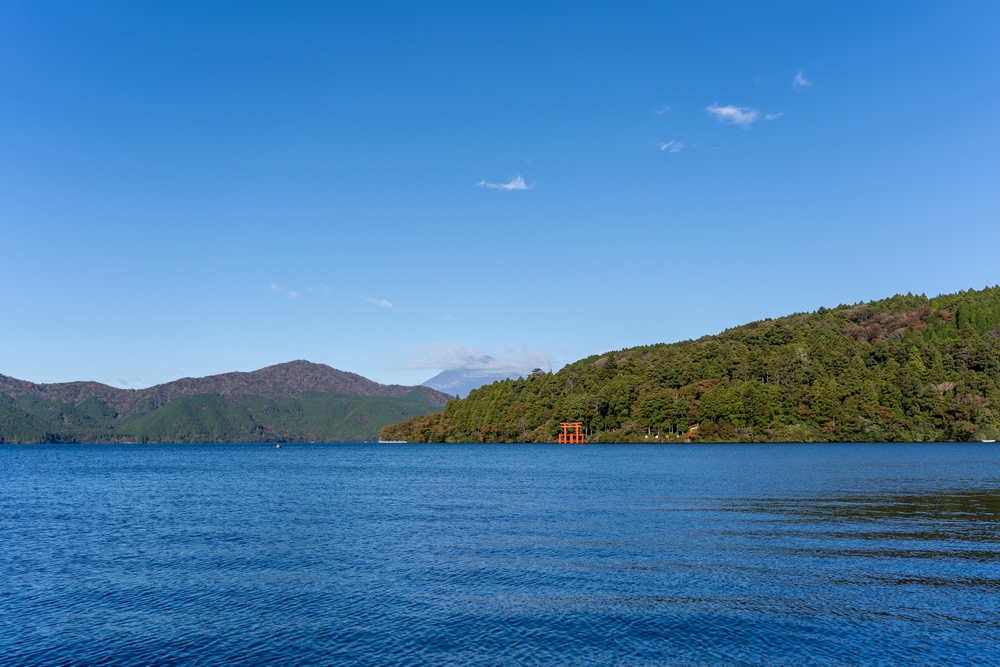 Il torii rosso sul lago Ashi a Hakone con il Monte Fuji sullo sfondo