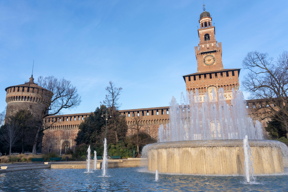 La Torre del Filarete e la fontana davanti al Castello Sforzesco a Milano