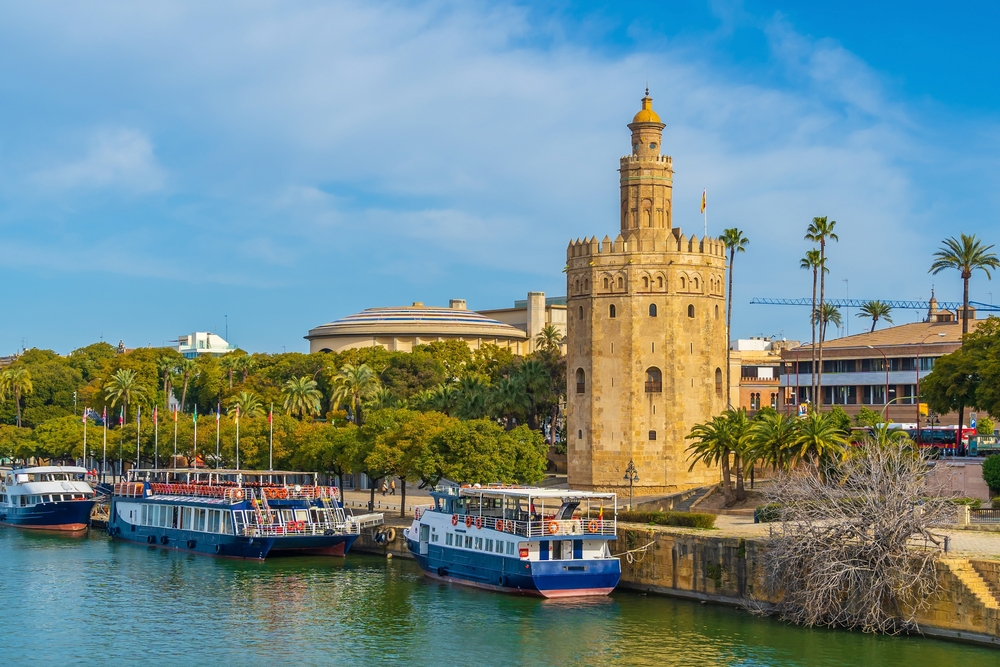 La Torre del Oro sul fiume Guadalquivir a Siviglia