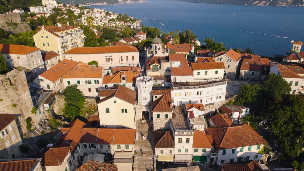 La torre dell'orologio e i tetti del centro storico di Castelnuovo