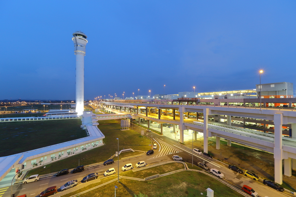 La torre di controllo e il Transport Hub al Terminal 2 dell'aeroporto di Kuala Lumpur
