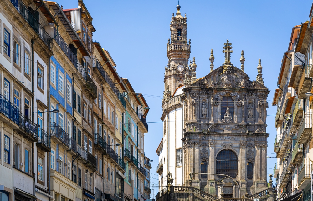 La Torre dos Clérigos che svetta sopra i tetti di Porto