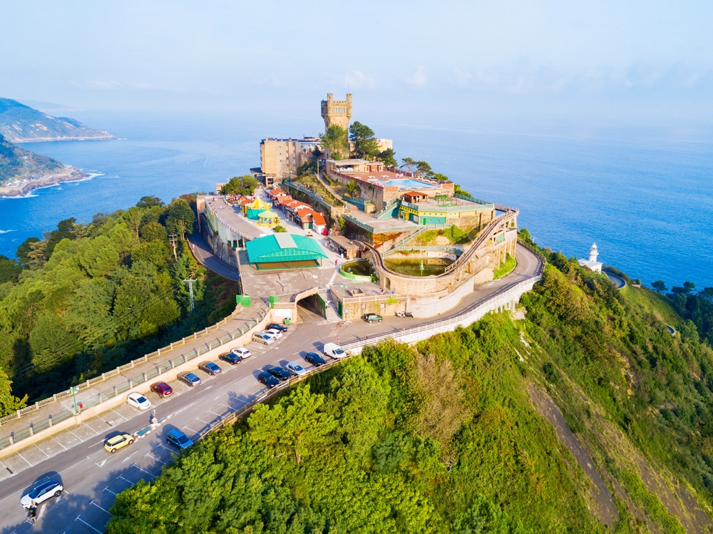 La torre e il parco divertimenti in cima al Monte Igueldo a San Sebastián
