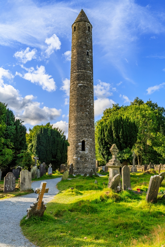 La torre rotonda e il cimitero del monastero di Glendalough