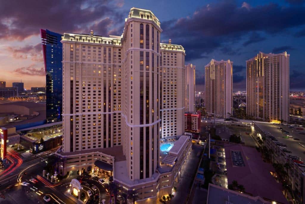 Le torri del Marriott’s Grand Chateau lungo la strada al tramonto