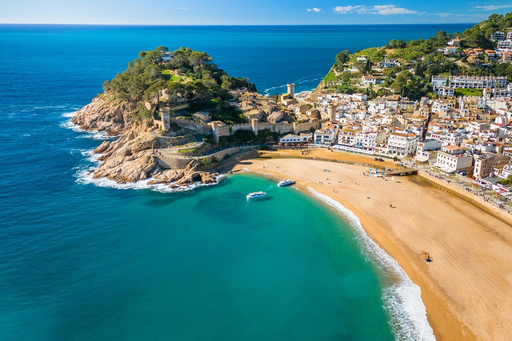 Tossa de Mar in Costa Brava con la spiaggia e la fortezza della Vila Vella