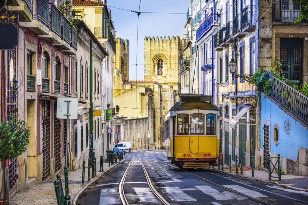 Tram giallo a Lisbona