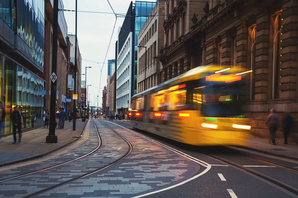 Un tram Metrolink nel centro di Manchester la sera
