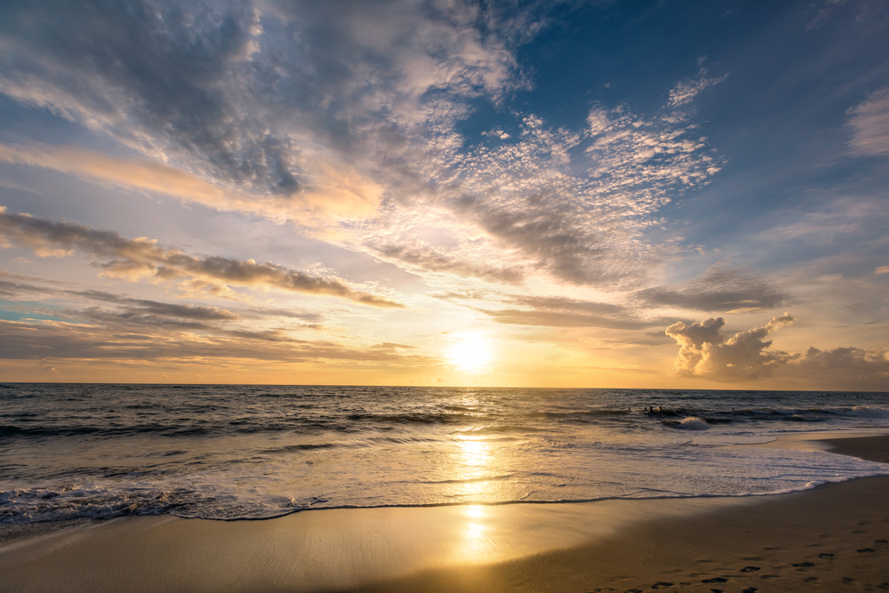 Tramonto sulla spiaggia di Batu Bolong a Canggu, Bali