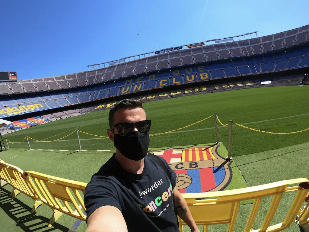 travel blogger al camp nou