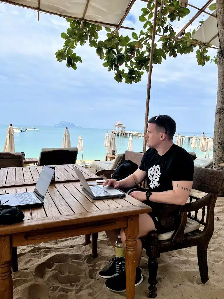 travel blogger in Thailandia
