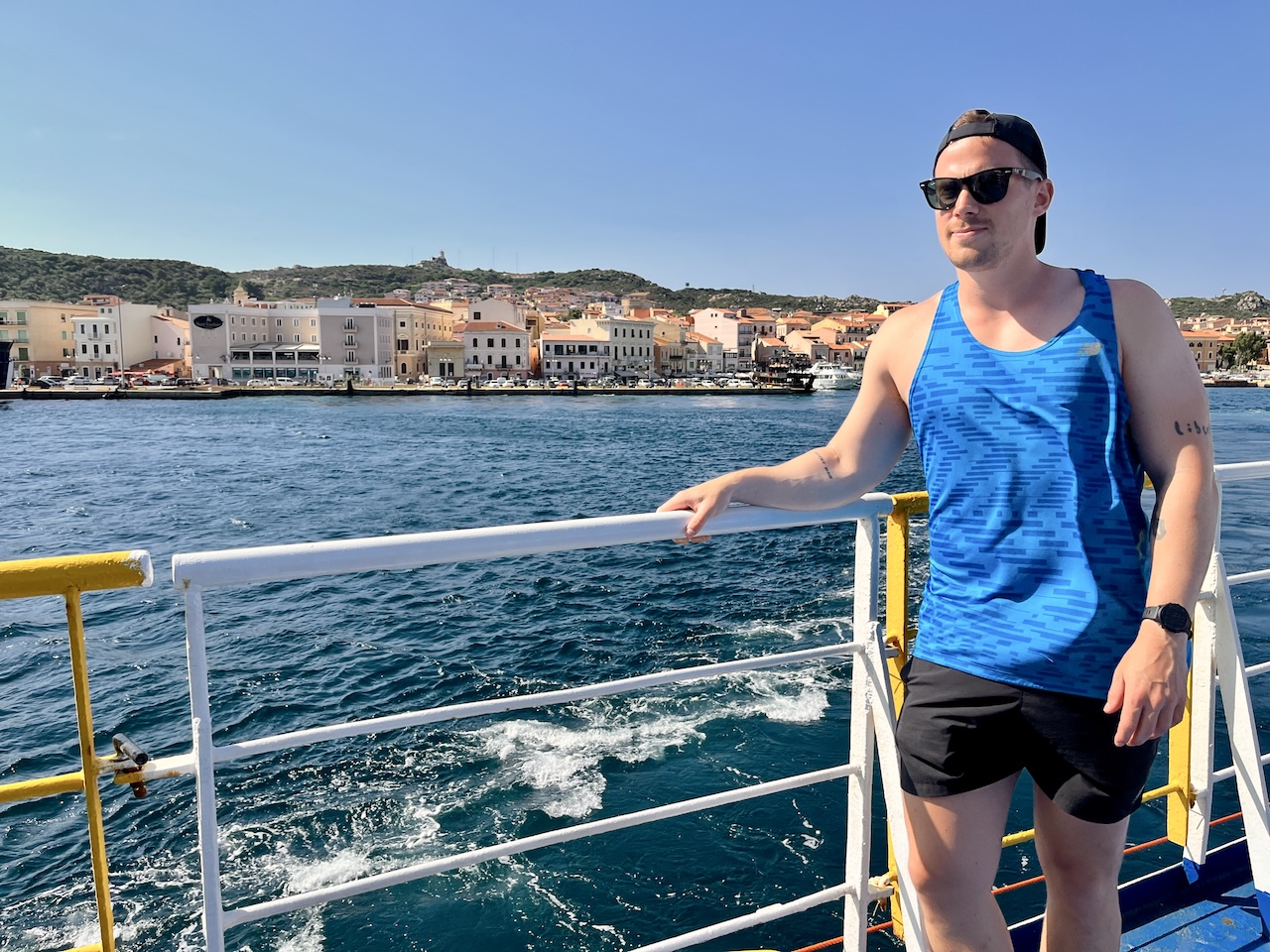 Il travel blogger Kristoffer Fons sul traghetto da Palau a La Maddalena in Sardegna