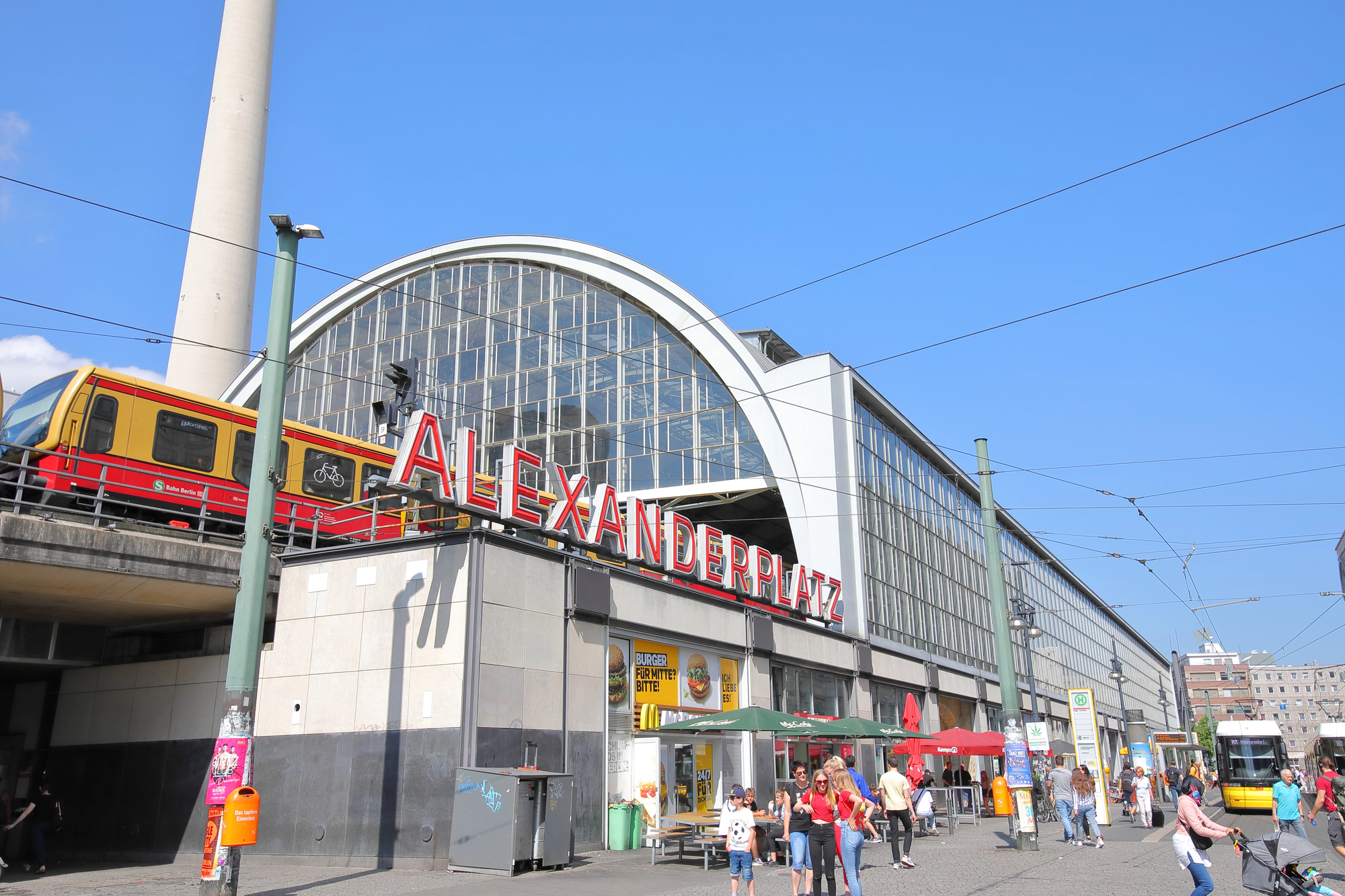 Treno della S-Bahn ad Alexanderplatz a Berlino