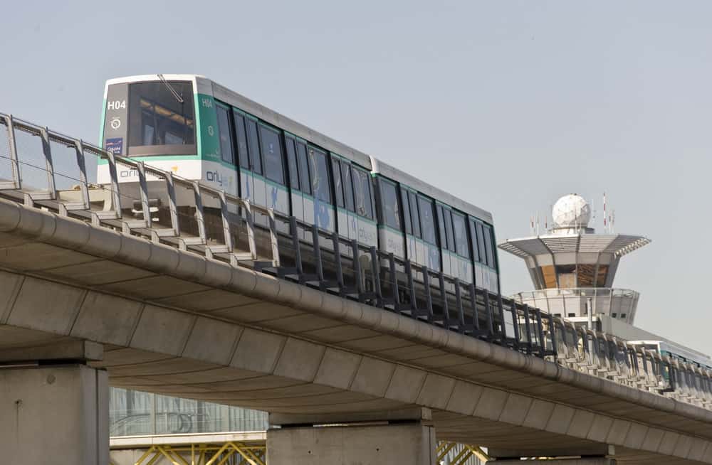 Il treno Orlyval sul viadotto all'aeroporto di Orly