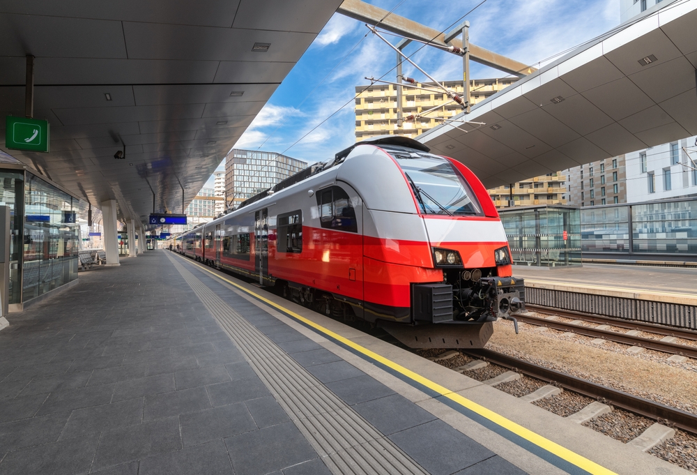 Treno rosso al binario di una stazione di Vienna