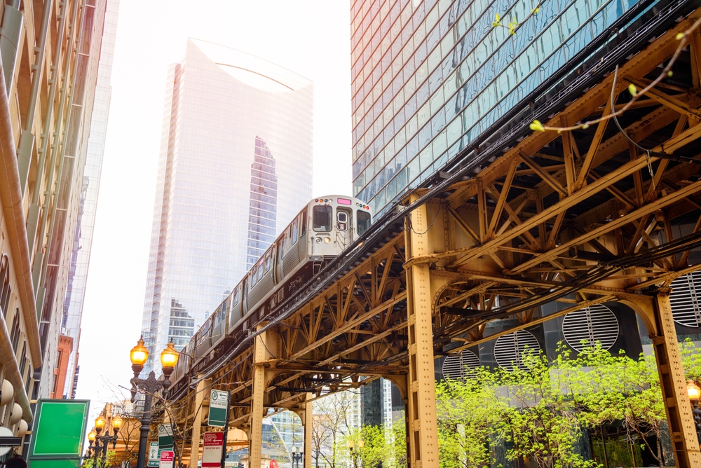 Il treno sopraelevato che attraversa The Loop a Chicago in una giornata di primavera