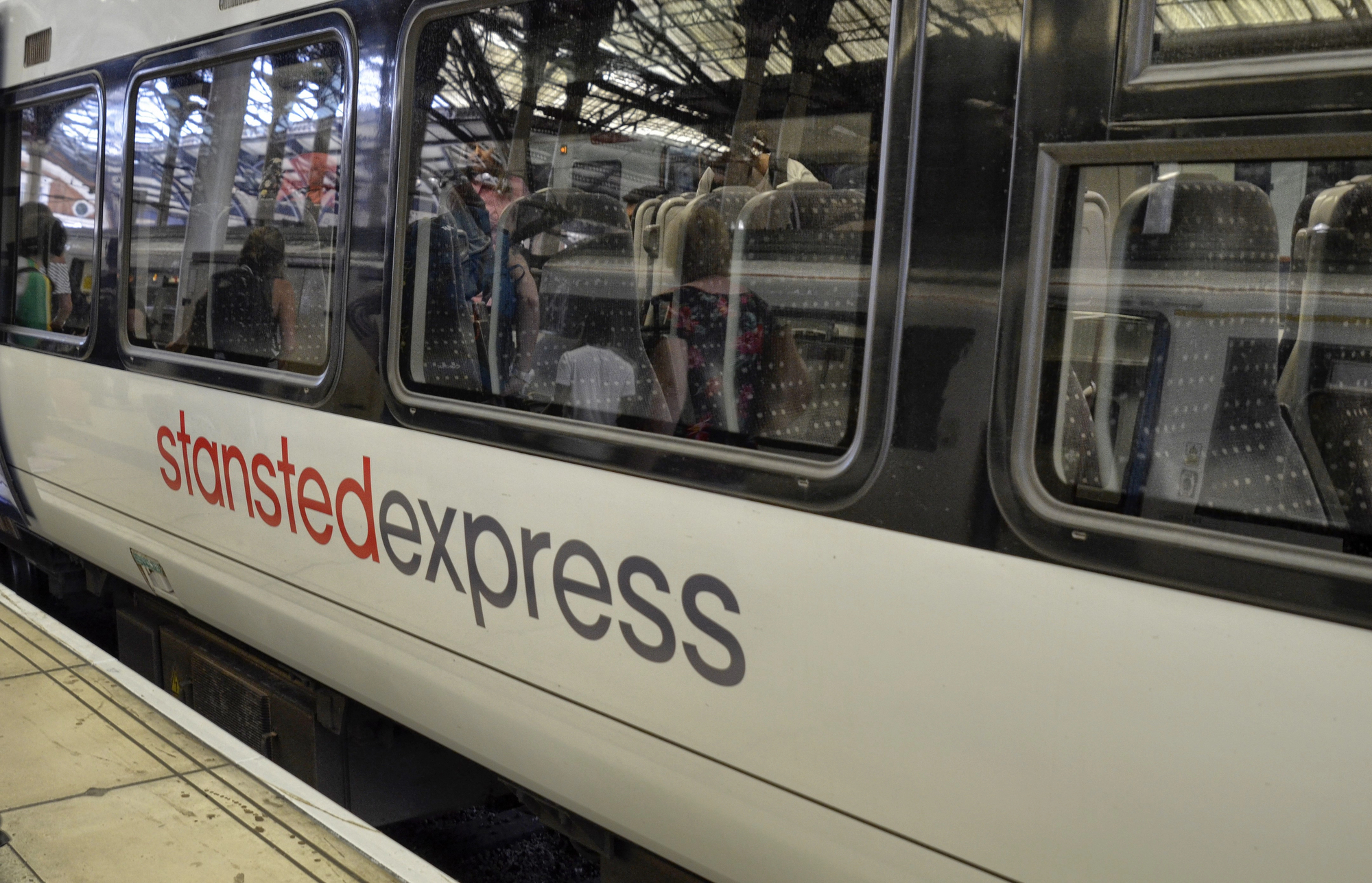 Il treno Stansted Express tra l'aeroporto di Stansted e Londra