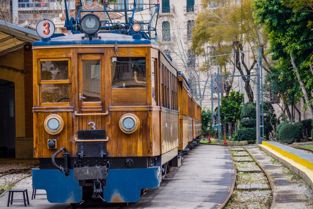 Il treno storico sulla ferrovia tra Palma e Sóller