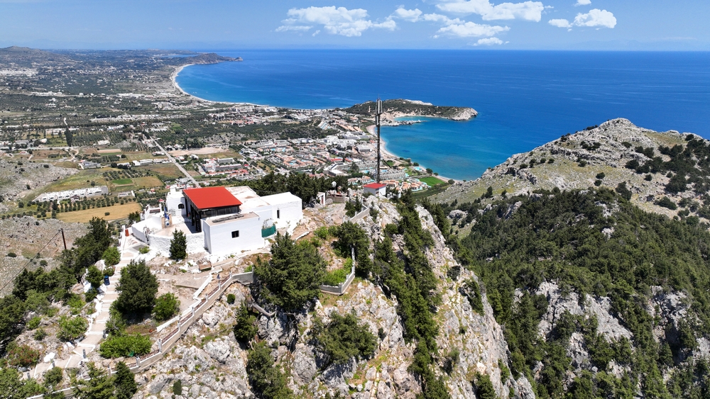 Veduta aerea della cappella di Panagia Tsambika sulla montagna sopra la baia a Rodi