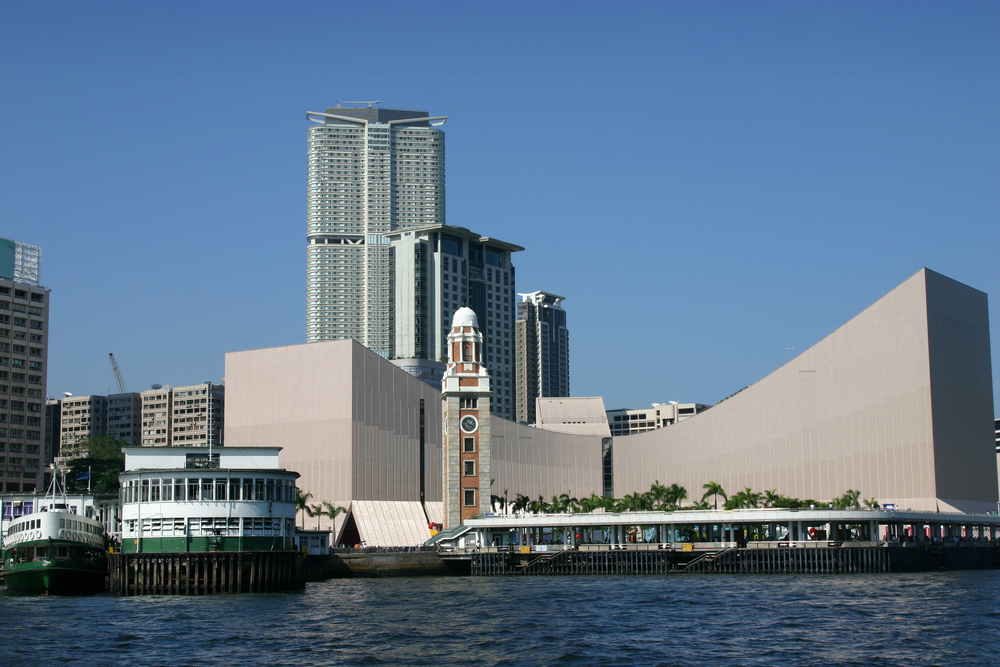 Tsim Sha Tsui vista da Victoria Harbour con la Clock Tower e il terminal dei traghetti