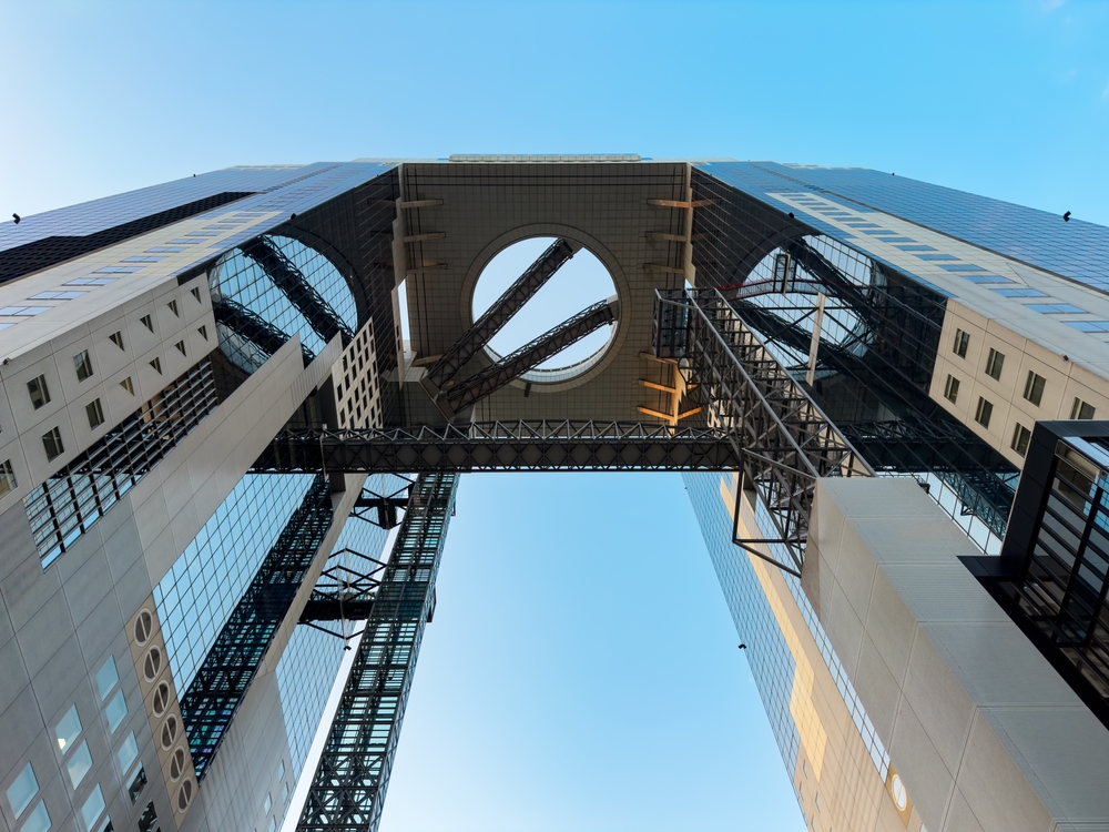 L'Umeda Sky Building di Osaka visto dal basso