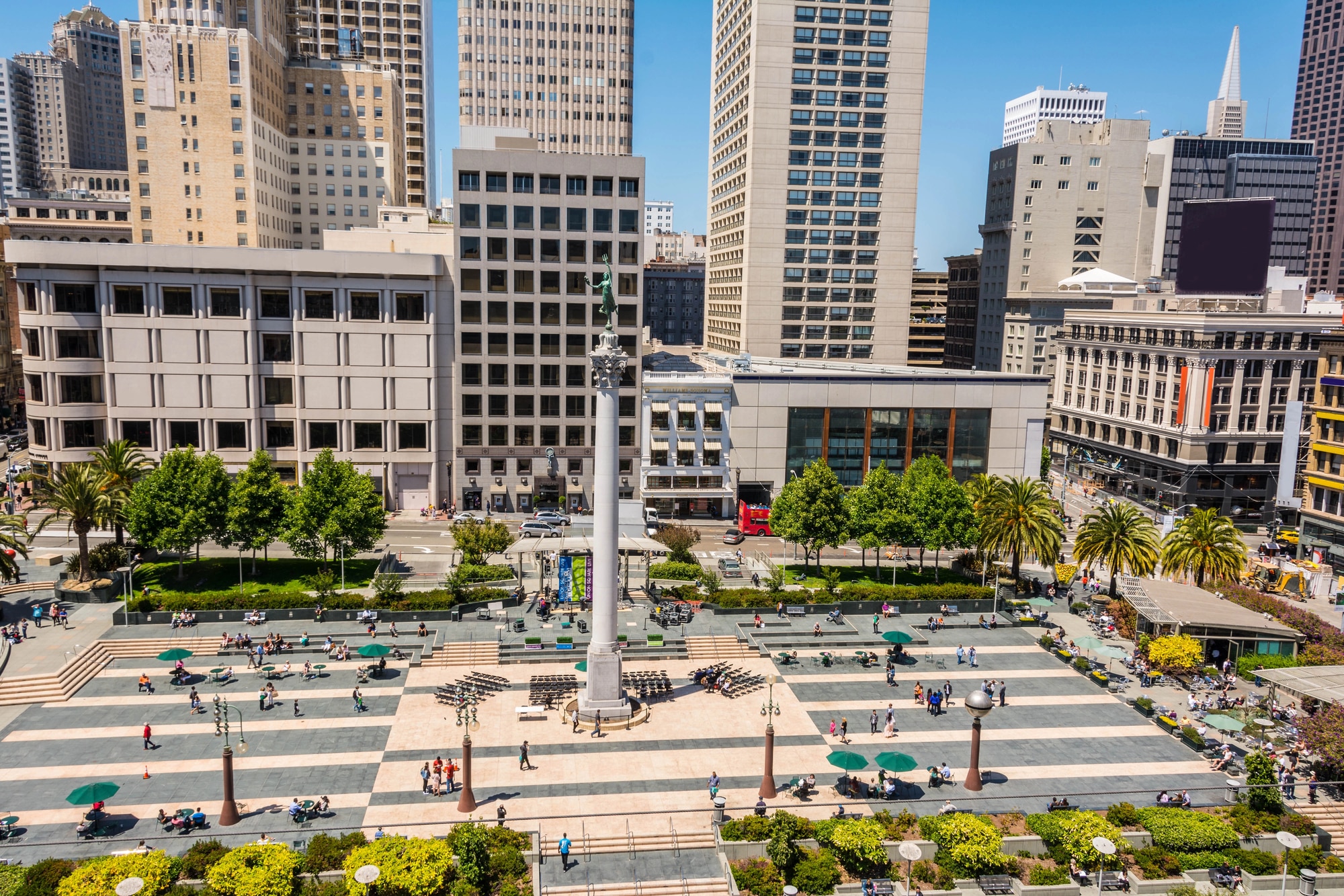 Union Square con il monumento centrale e gli edifici circostanti a San Francisco