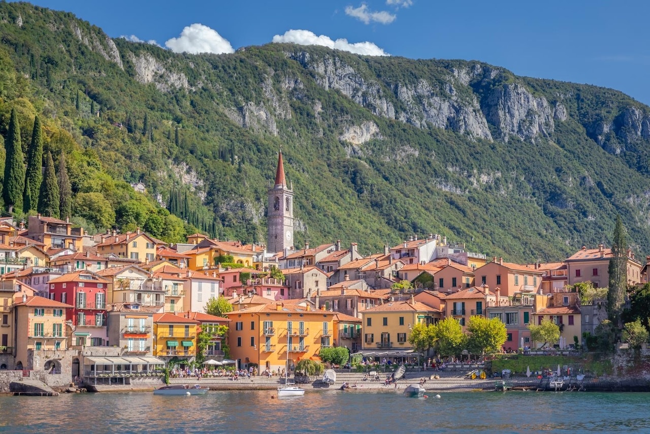 Varenna vista dal Lago di Como al tramonto