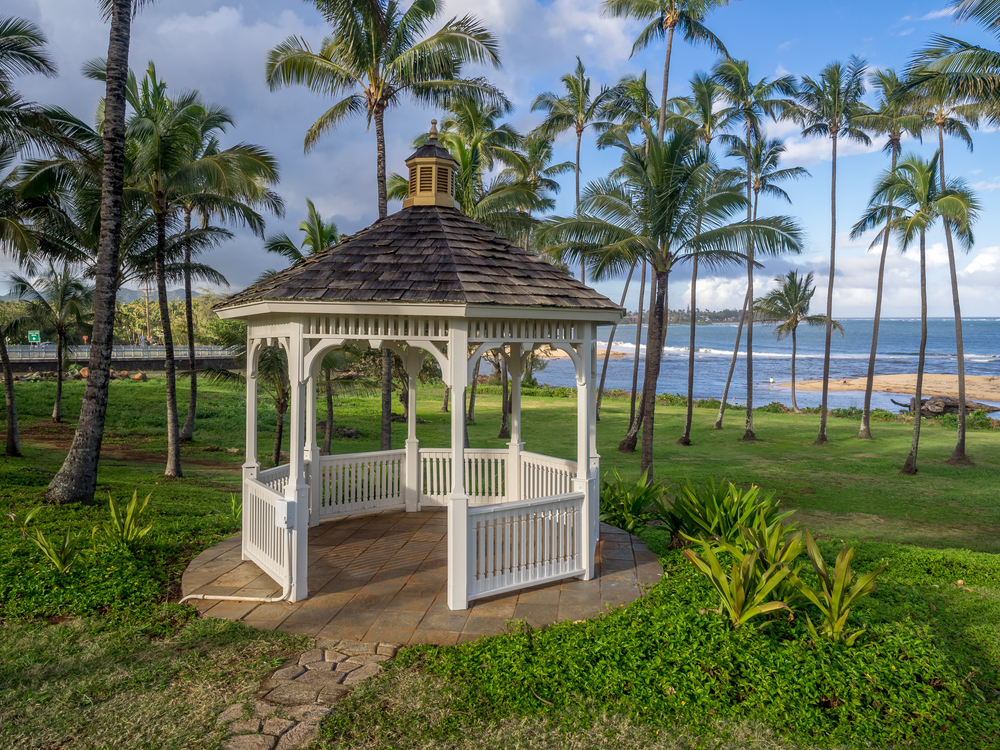 Il vecchio molo lungo il sentiero costiero di Kapa'a, a Kauai