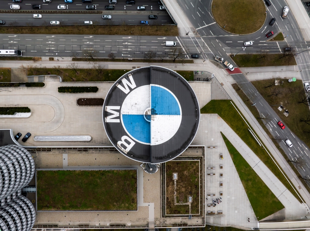 Veduta aerea del BMW Museum, della BMW Welt e della torre BMW a Monaco di Baviera