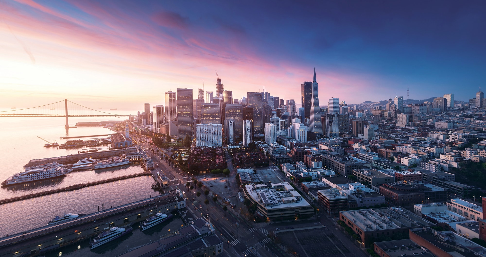Veduta aerea del Financial District, del lungomare e dei moli al tramonto