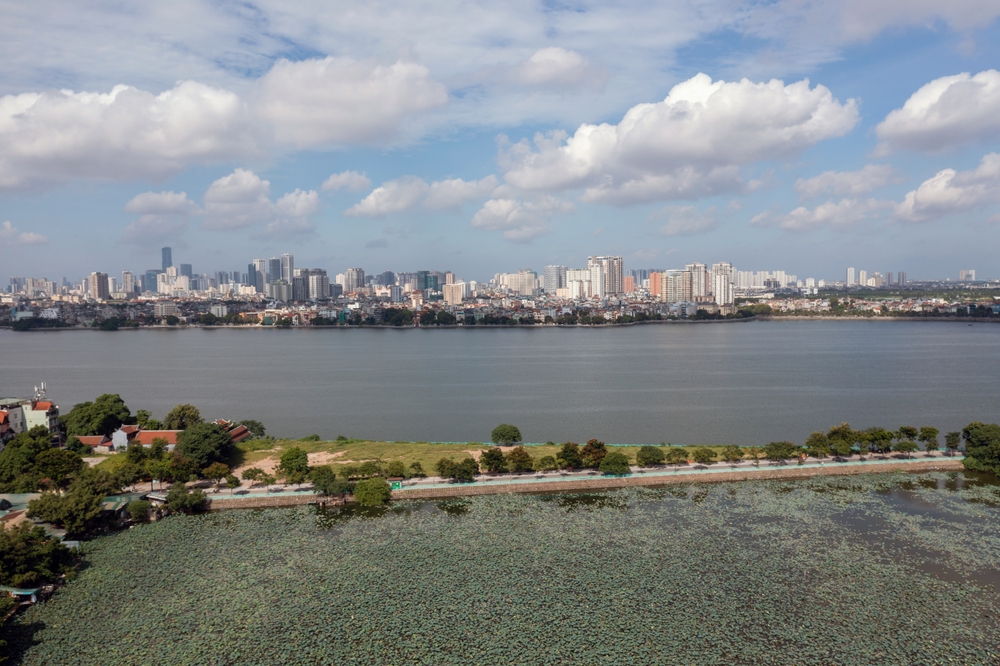Veduta aerea del Lago dell'Ovest e del distretto di Tay Ho a Hanoi