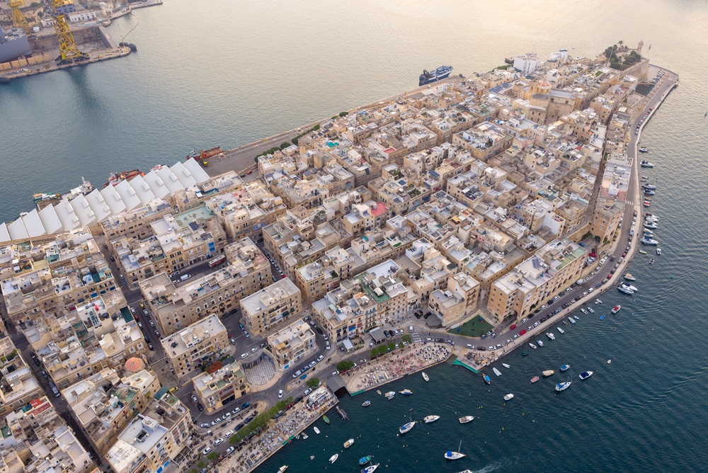 Veduta aerea del lungomare di Birgu con Forte Sant'Angelo