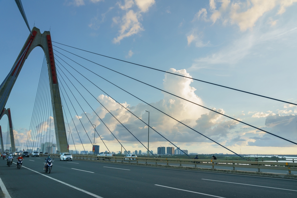 Veduta aerea del ponte Nhat Tan a Hanoi