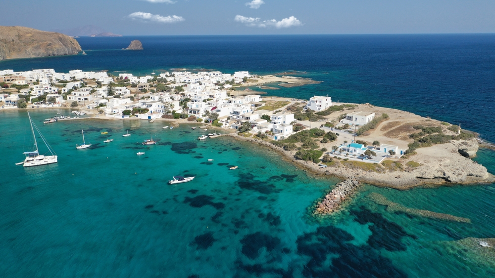 Veduta aerea della baia e del villaggio di Pollonia