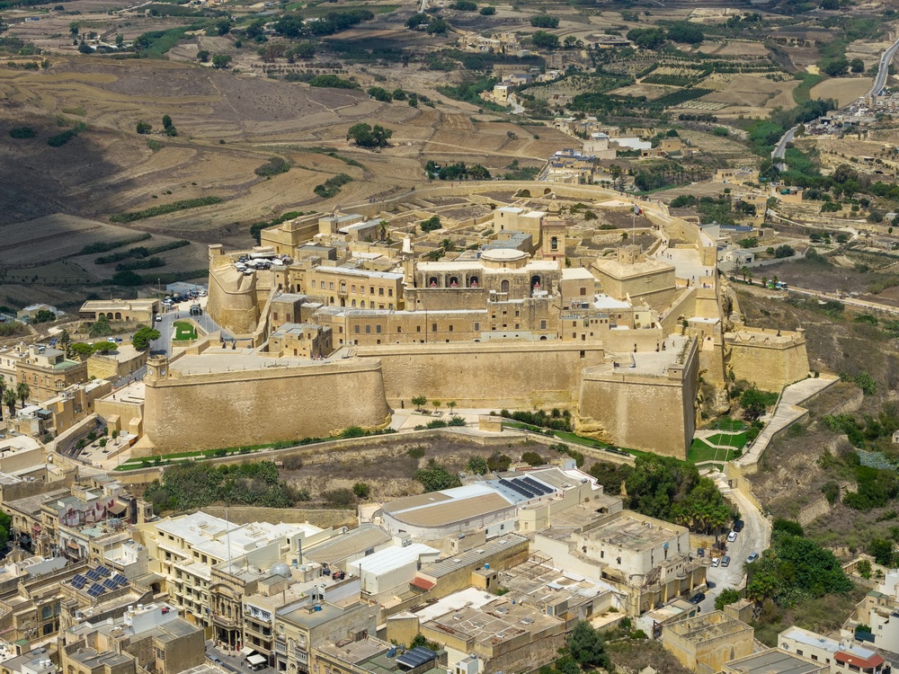 Veduta aerea della fortezza della Cittadella sopra Victoria a Gozo
