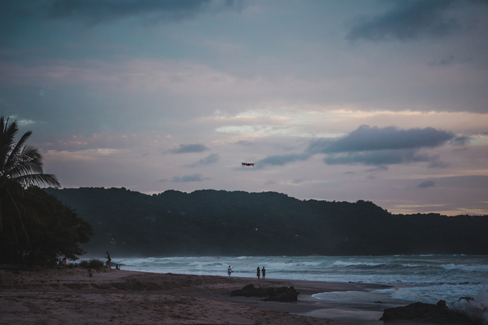 Veduta aerea della lunga spiaggia di Playa Carmen a Santa Teresa al tramonto