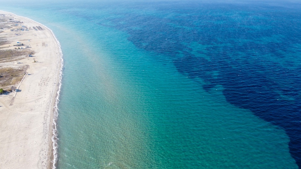 Veduta aerea della lunga spiaggia di sabbia di Tigaki a Kos