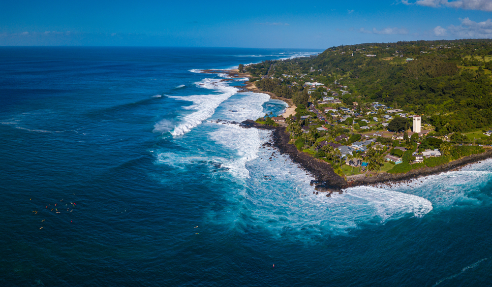 Veduta aerea della North Shore di Oahu con surfisti a Waimea Bay
