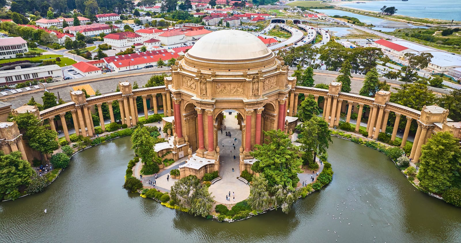 Veduta aerea della rotonda, dei colonnati e della laguna del Palace of Fine Arts