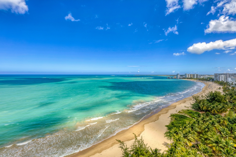 Veduta aerea della spiaggia di Isla Verde a Carolina, vicino a San Juan
