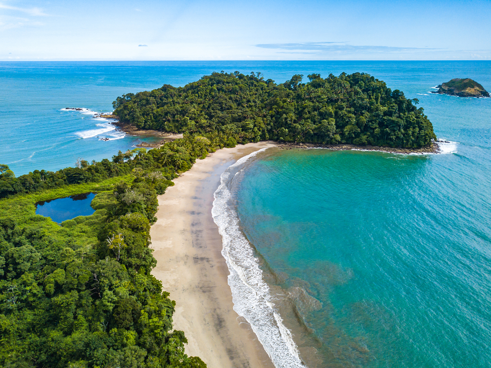 Veduta aerea della spiaggia di Playa Manuel Antonio nel parco nazionale