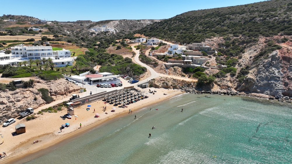 Veduta aerea della spiaggia di Provatas a Milos