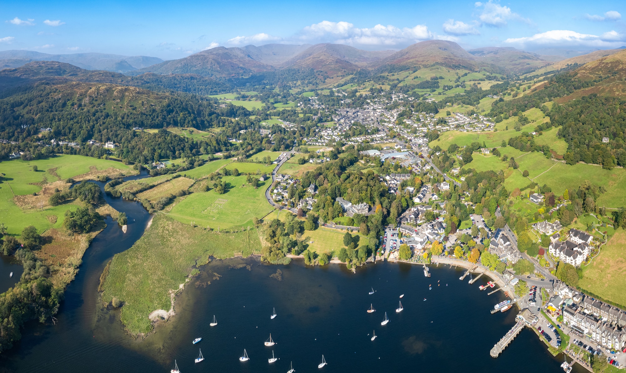 Veduta aerea di Ambleside e delle barche all'estremità settentrionale del Windermere
