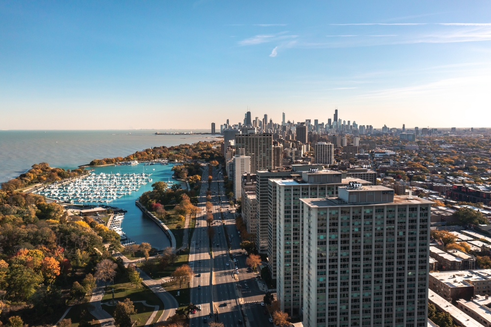 Veduta aerea di Lakeview e Belmont Harbor con lo skyline di Chicago sullo sfondo