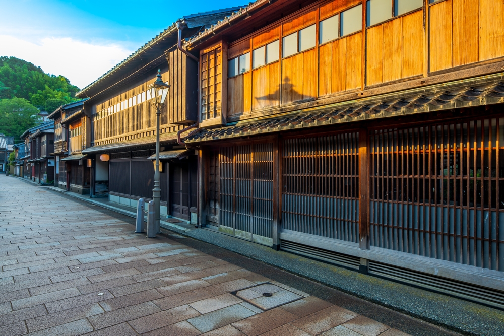 Una via con case da tè nel quartiere di Higashi Chaya a Kanazawa