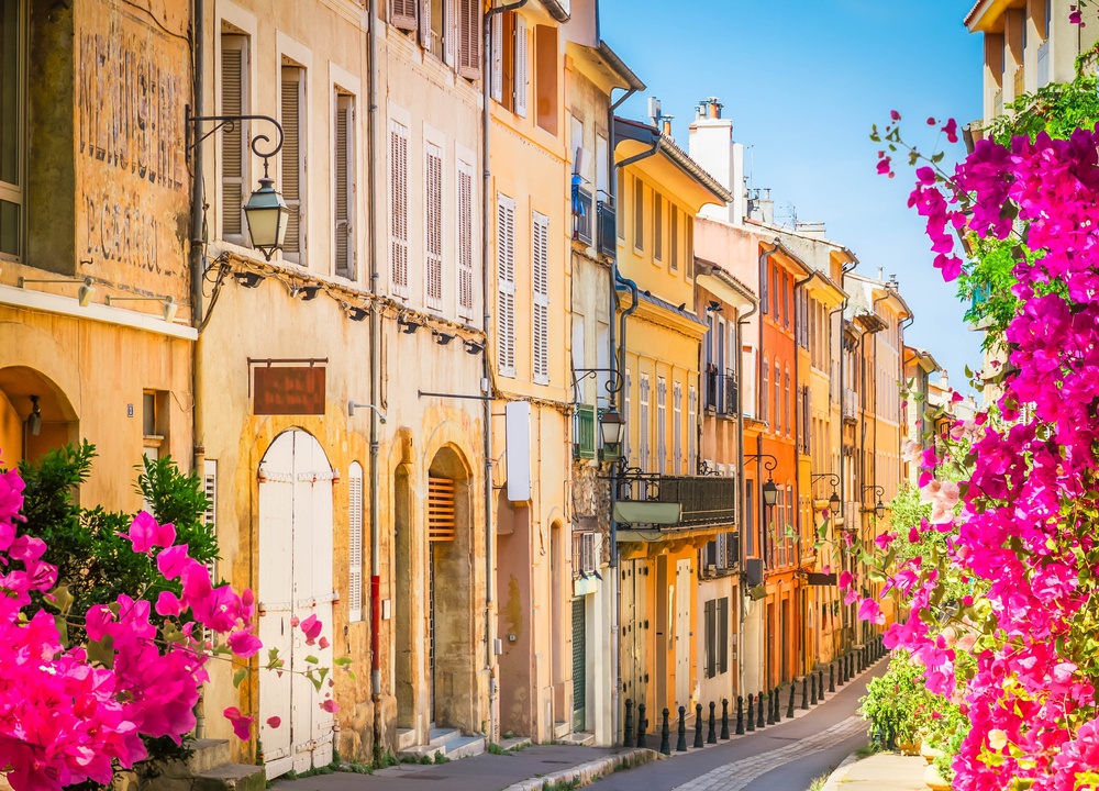 Una via del centro storico di Aix-en-Provence in una giornata estiva