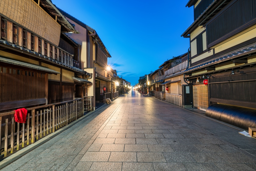 La via Hanamikoji a Gion, Kyoto, all'alba