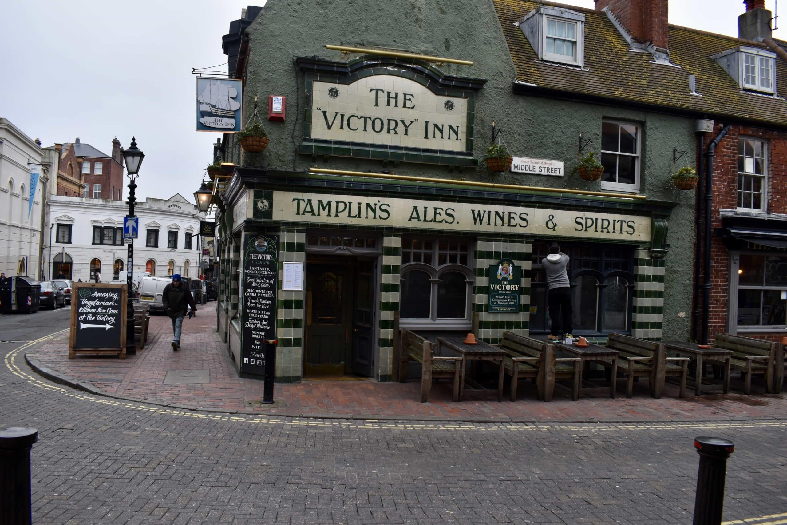 Vicoli stretti con negozi a The Lanes, Brighton