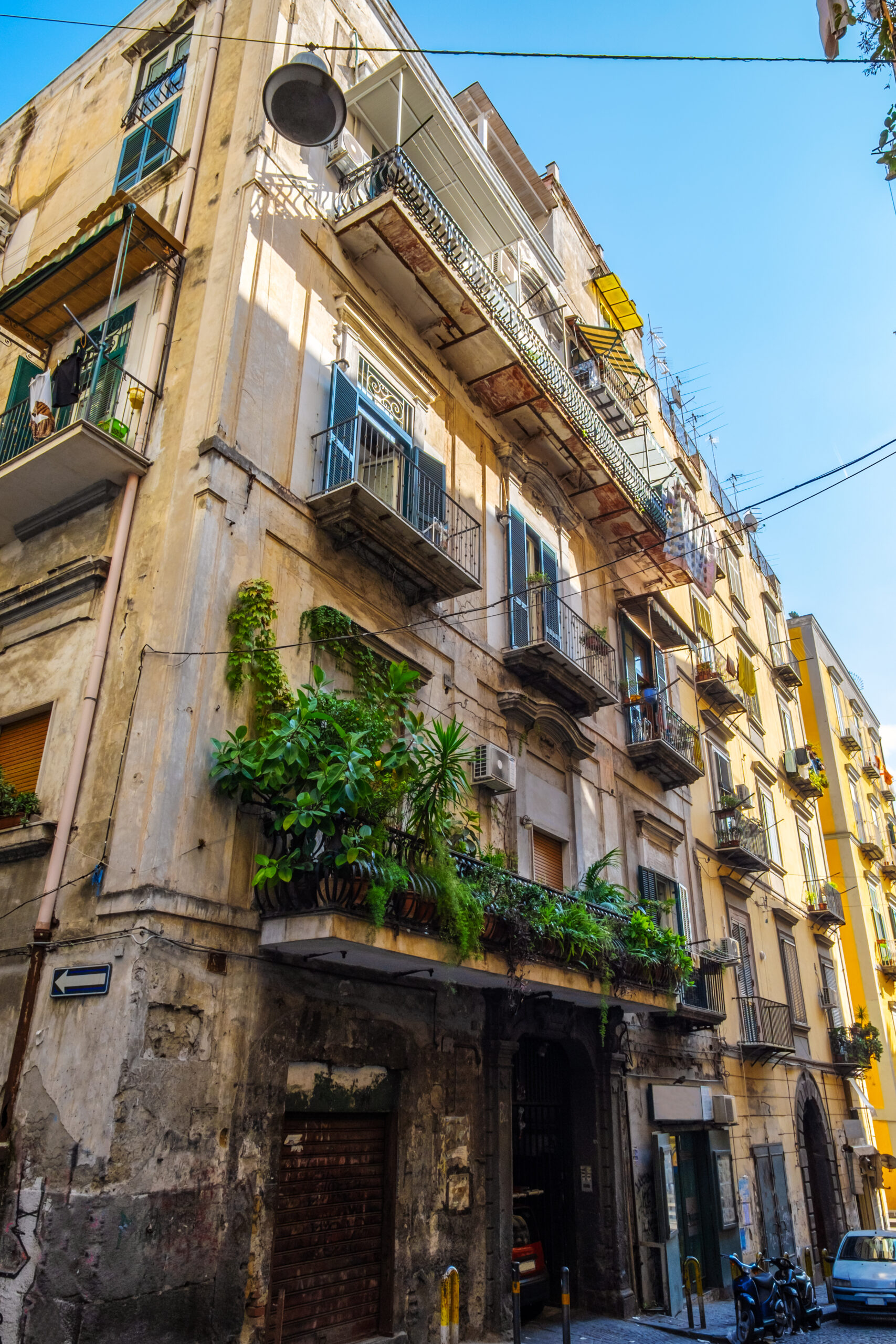 Un vicolo dei Quartieri Spagnoli a Napoli