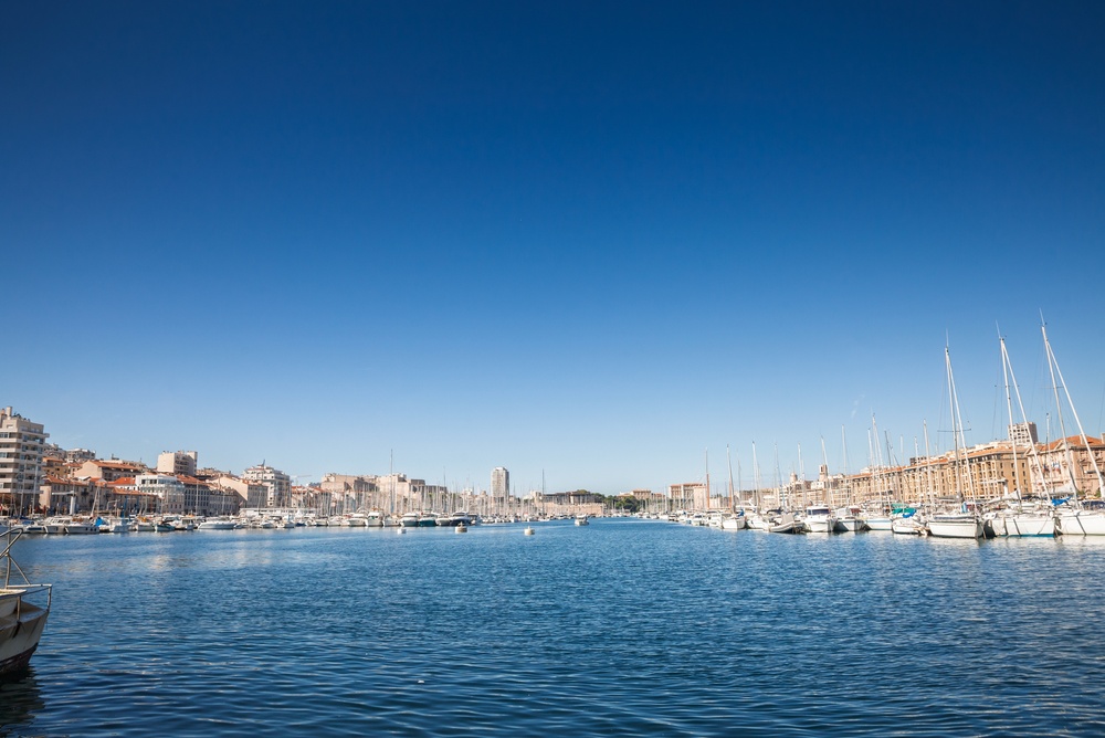 Il Vieux-Port di Marsiglia con barche a vela e yacht lungo il lungomare
